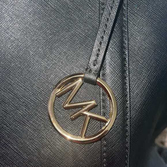 Jet Set Medium Saffiano Leather Top-Zip Tote Bag - Picture 13 of 14